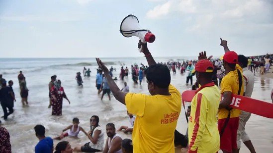 Cyclone Montha Nears Andhra Coast, Red Alert Issued Ahead of Oct 28 Landfall.